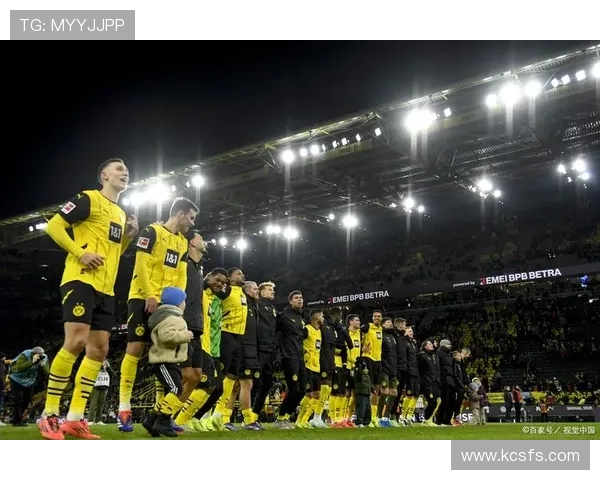 足球明星在绿茵场上挥洒汗水的精彩瞬间插画作品展示