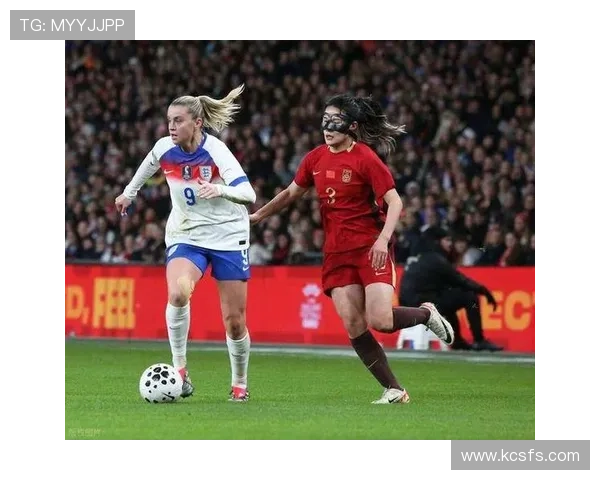 足球明星赛场秀恩爱甜蜜瞬间引发球迷热议与关注